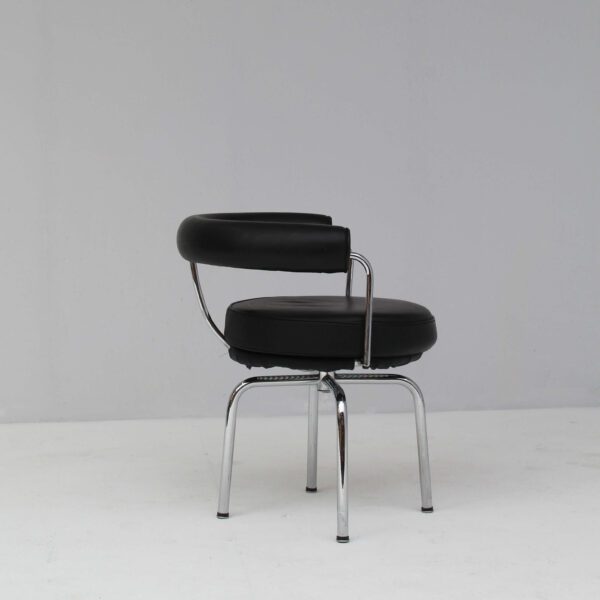 Cassina Tournant armchair